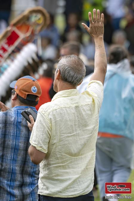 A devotee lifts his hand to the heavens